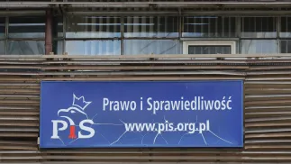 Вывеска партии "Право и Справедливость" у штаб-квартиры "Права и Справедливости" (PiS) на ул. Новогродской. Fot. PAP/Paweł Supernak