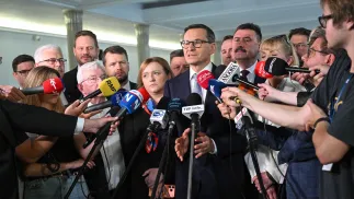 Mateusz Morawiecki oraz grupa posłów z "Rozwój Plus". Fot. PAP/Radek Pietruszka