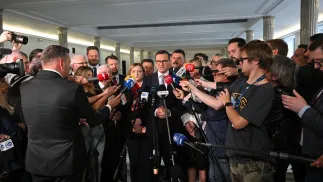 Mateusz Morawicki oraz członkowie "Rozwój Plus". Fot. PAP/Radek Pietruszka