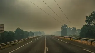 Dym znad palących się lasów we Francji Fot. PAP/EPA/ASTRID LAGOUGINE