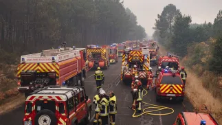 Jeden ze strażaków uczestniczących w akcji gaśniczej powiedział, że wiatr nieco ucichł, a w nocy pojawił się deszcz, co osłabiło pożar. Fot. PAP/EPA/	Astrid Lagougne