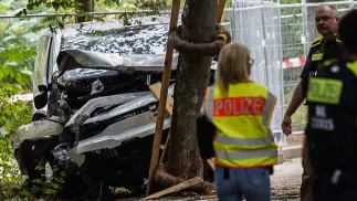 Поліцейські працюють біля розбитого автомобіля в районі Тіргартен, неподалік від місця, де кілька людей отримали поранення під час Параду рівності у Берліні, Німеччина, 26 липня 2026 року. Fot. PAP/EPA/FADI YOUSEF