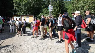 Turyści na stacji dolnej kolei linowej na Kasprowy Wierch Fot. PAP/Grzegorz Momot