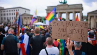 Tłum pod Bramą Brandenburską, w pobliżu której zamachowiec wjechał w tłum podczas Parady Równości, oddaje hołd ofierze i poszkodowanym Fot. PAP/EPA/CLEMENS BILAN