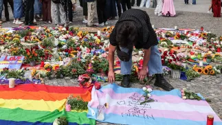 Kwiaty i znicze po ataku w Berlinie przed Bramą Brandenburską, fot. PAP/EPA/FILIP SINGER