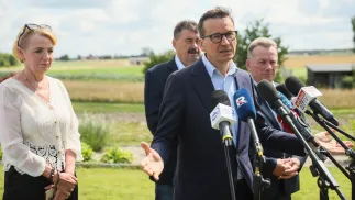 Członkowie Stowarzyszenia "Rozwój Plus": były premier Mateusz Morawiecki (2P), Anna Kwiecień (L) i Ryszard Bartosik (2L) oraz wójt gminy Górzno Waldemar Sabak (P) podczas konferencji prasowej w miejscowości Piaski. Fot. PAP/Leszek Szymański