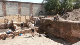 Archeolodzy odsłaniają fundamenty dawnej synagogi na Cmentarzu Żydowskim. Fot. PAP