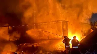 Władze Kijowa nad ranem podały, że w wyniku ataku w dwóch dzielnicach miasta wybuchły pożary. Fot. X/DSNS.GOV.UA