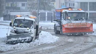 Mroźna zima drenuje miejskie kasy – miliony poszły na odśnieżanie szybciej niż w ostatnich latach; fot. PAP/Adam Warżawa