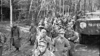 Berlin, 1945 r. Kolumna wojsk niemieckich eskortowana przez polskich żołnierzy opuszcza miasto po kapitulacji Niemiec. Fot. PAP/CAF/Polpress