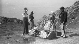 Tatry Zachodnie, Wyżnia Kondracka Przełęcz, rok 1947 - górale sprzedają turystom kwaśne mleko. Fot. CAF/PAP