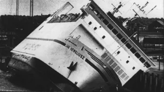 Szwecja, Ystad, 1982. Prom Jan Heweliusz przechylił się w porcie w Ystad. Uniknął zatonięcia, bo oparł się o nabrzeże. Fot. PAP/archiwum