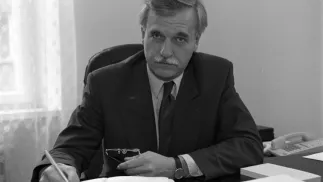 Andrzej Olechowski w 1992 r. jako Doradca ds. ekonomicznych prezydenta RP Lecha Wałęsy oraz członek Rady ds. Rozwoju Gospodarczego przy Prezydencie RP. Fot. PAP/Longin Wawrynkiewicz