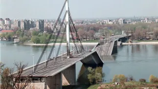 Zburzony przez samoloty NATO most w serbskim mieście Nowy Sad, 5 kwietnia 1999 r. Fot. PAP/EPA