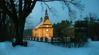 Widok na wybudowany w 1744 r. we wsi Drążdżewo, drewniany kościół Najświętszego Serca Pana Jezusa z dzwonnicą, znajdujący się w skansenie Muzeum Wsi Mazowieckiej. Fot. PAP/Afa Pixx/Zenon Żyburtowicz