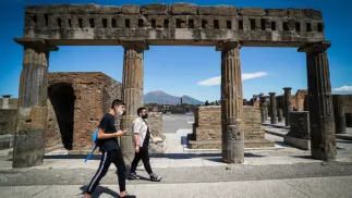 Ruiny starożytnego miasta Pompeje, niedaleko Neapolu we Włoszech. Fot. PAP/EPA/CESARE ABBATE