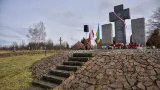 Pomnik Polaków zamordowanych przez ukraińskich nacjonalistów w Hucie Pieniackiej. Fot. PAP/Vitaliy Hrabar