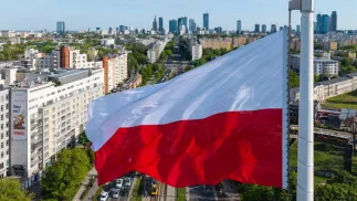 Flaga Polski na Rondzie Zgrupowania AK „Radosław” w Warszawie. Fot. PAP/Leszek Szymański