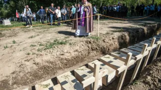 Puźniki, Ukraina, 06.09.2025 r. Pogrzeb ekshumowanych szczątków polskich ofiar zbrodni wołyńskiej na terenie dawnej wsi Puźniki w dzisiejszym obwodzie tarnopolskim na zachodzie Ukrainy. Fot. PAP/Vladyslav Musiienko