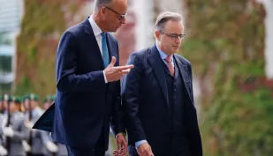 Szef niemieckiego rządu odwołał wizytę w Norwegii, by przyjechać do Brukseli na rozmowę z de Weverem. Fot. PAP/EPA/	CLEMENS BILAN