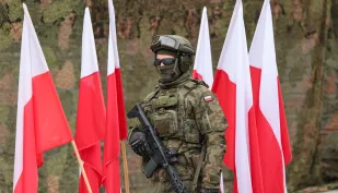 rzysięga wojskowa żołnierzy 17. Opolskiej Brygady Wojsk Obrony Terytorialnej na Rynku w Nysie Fot. PAP/Krzysztof Świderski