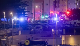 Policja i służby medyczne na miejscu strzelaniny na plaży Bondi, fot. PAP/EPA/AAP/JEREMY PIPER