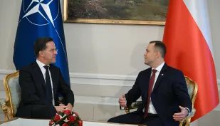 Prezydent RP Karol Nawrocki (P) oraz sekretarz generalny NATO Mark Rutte podczas spotkania w Pałacu Prezydenckim w Warszawie, fot. PAP/Radek Pietruszka