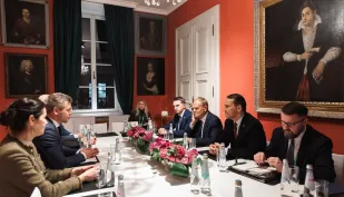 Premier Donald Tusk (3P), wicepremier, minister spraw zagranicznych Radosław Sikorski (2P), rzecznik rządu Adam Szłapka (4P) i lider węgierskiej opozycyjnej TISZY Peter Magyar (2L) podczas spotkania w Monachium. Fot. PAP/KPRM HANDOUT