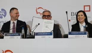 Prezes PPL Łukasz Chaberski (L), prezes PKO S.A. Cezary Stypułkowski (C) oraz dyrektorka Departamentu Sektora Publicznego PKO S.A. Agnieszka Pietkun (P) podczas podpisania umowy. Fot. PAP/Albert Zawada