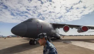 Chiński samolot transportowy Y-20. Fot. PAP/EPA/	ALEKSANDAR PLAVEVSKI