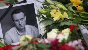 Kwiaty złożone po śmierci Aleksieja Nawalnego. Fot. PAP/EPA/CLEMENS BILAN