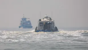 Łódź motorowa, zdjęcie ilustracyjne. Fot. PAP/EPA/DIVYAKANT SOLANKI Dostawca: PAP/EPA.