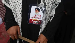Muzułmanin z podobizną zabitego przywódcy Iranu Ali Chameneia podczas demonstracji Fot. PAP/FAROOQ KHAN