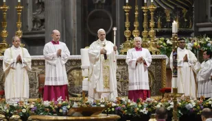 Papież Leon XIV podczas mszy Wigilii Paschalnej, fot. PAP/EPA/ANSA/FABIO FRUSTACI