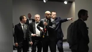 Agenci Secret Service i ochrona podczas zamachu w trakcie Wieczoru Korespondentów w Waszyngtonie. Fot. PAP/ EPA/Yuri Gripas/ABACA PRESS POOL