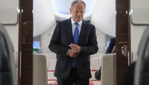 Premier Donald Tusk w samolocie rządowym, fot. PAP/Leszek Szymański