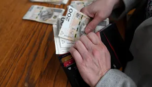 Portfel z banknotami. Fot. PAP/Marcin Bielecki