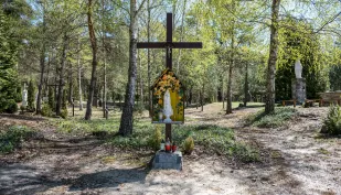  Polski cmentarz w Ostrówkach w obwodzie wołyńskim Fot. PAP/Vladyslav Musiienko