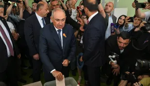 Premier Armenii Nikol Paszynian podczas w lokalu wyborczym, fot. PAP/EPA/PHOTOLURE