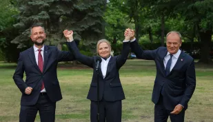Premier Donald Tusk, senator Monika Piątkowska, wicepremier,  prezes PSL Władysław Kosiniak-Kamysz. Fot. PAP/	Paweł Supernak