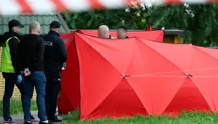 Funkcjonariusze policji na miejscu zbrodni w Białej Podlaskiej. Fot. PAP/Wojtek Jargiło