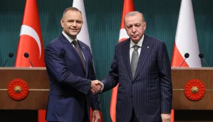 Prezydent RP Karol Nawrocki (L) i prezydent Turcji Recep Tayyip Erdogan (P). Fot. PAP/Paweł Supernak
