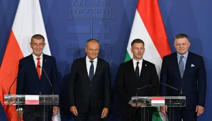 Od lewej: premier Czech Andrej Babis, premier Polski Donald Tusk, premier Węgier Peter Magyar i premier Słowacji Robert Fico. Fot. PAP/EPA/ROBERT HEGEDUS
