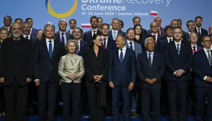 Konferencja na rzecz Odbudowy Ukrainy (The Ukraine Recovery Conference URC 2026). W pierwszym rzędzie: premier RP Donald Tusk (C-P), przewodnicząca Komisji Europejskiej Ursula Von der Leyen (C-L) oraz premier Ukrainy Julia Swyrydenko (C) na zbiorowym zdjęciu uczestników plenarnej sesji otwarcia w Amber Expo w Gdańsku. Fot. PAP/Adam Warżawa