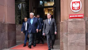 Szef MSZ Ukrainy Andrij Sybiha (2L) i ambasador Ukrainy w Polsce Wasyl Bodnar (L) po spotkaniu z wicepremierem, szefem MSZ Radosławem Sikorskim w siedzibie Ministerstwa Spraw Zagranicznych w Warszawie Fot. PAP/Albert Zawada