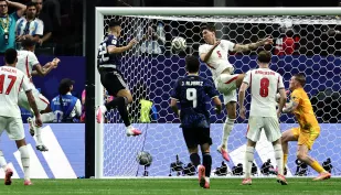 Lautaro Martinez strzelający gola. Fot. EPA/RONALD WITTEK