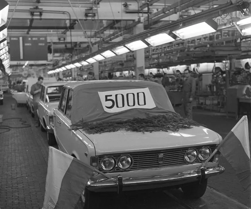 Warszawa 10.1968. Pięciotysięczny egzemplarz Polskiego Fiata 125p wyprodukowanego w Fabryce Samochodów Osobowych na Żeraniu Fot. PAP/Edmund Uchymiak