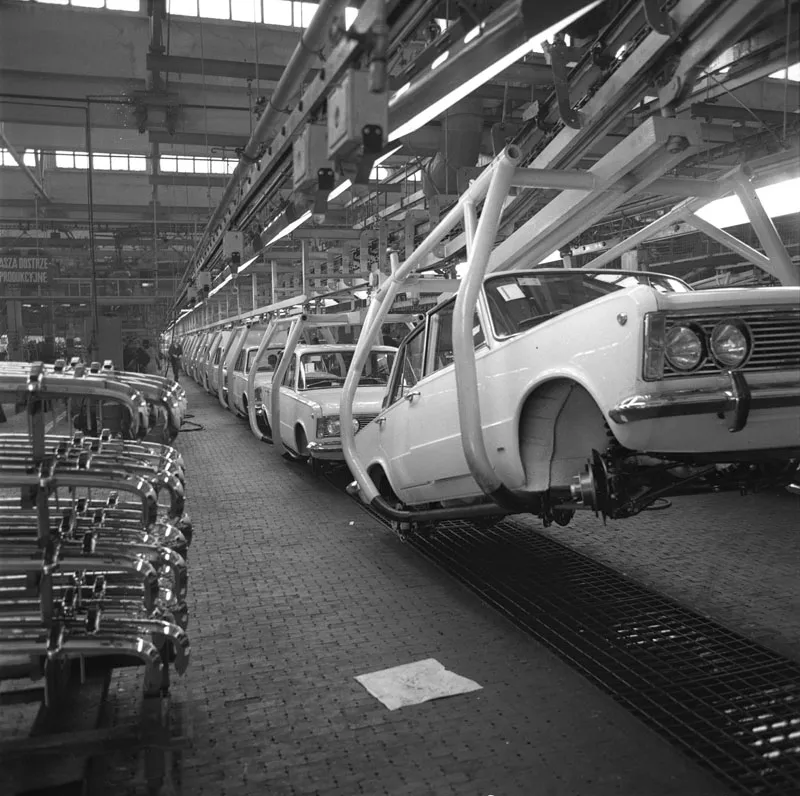 Warszawa 09.1970. Linia montażowa Polskiego Fiata 125p w Fabryce Samochodów Osobowych na Żeraniu Fot. PAP/Stanisław Czarnogórski