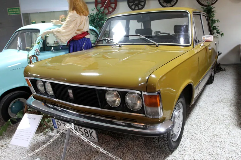 Poznań, 01.12.2009. Samochód Fiat 125p z 1978 r. zaprezentowany na wystawie 'Motoryzacja krajów Demokracji Ludowej' w Muzeum Motoryzacji w Poznaniu, 1 bm. Fot.  PAP/Adam Ciereszko