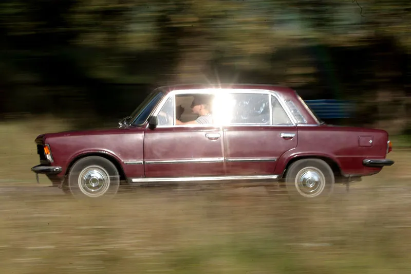 Warszawa, 25.09.2011. Fiat 125p w czasie wyścigu zabytkowych pojazdów w ramach obchodów 60-lecia Fabryki Samochodów Osobowych na torze FSO w stolicy Fot. PAP/Leszek Szymański